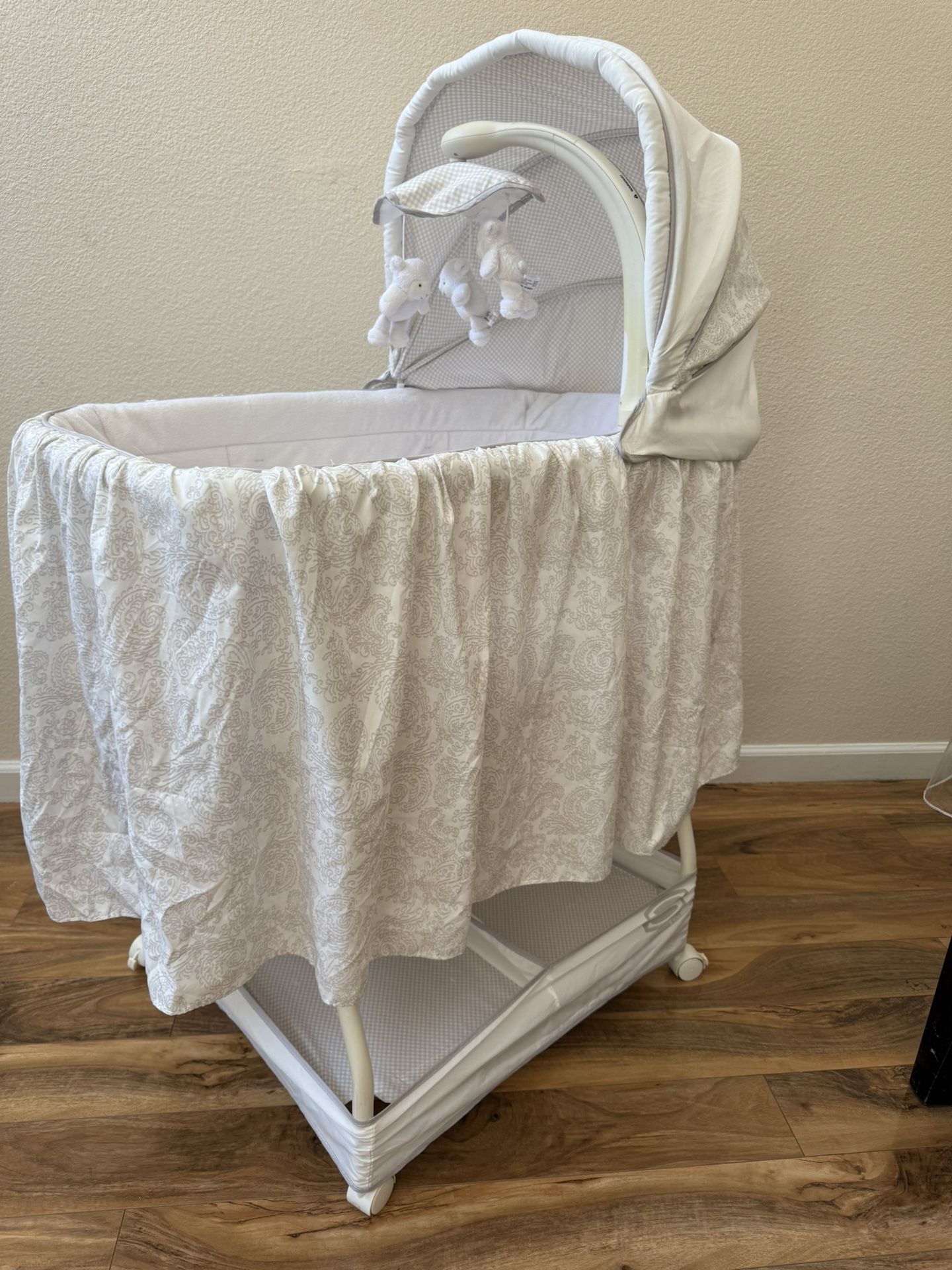 Simmons Kids Silent Auto Gliding Deluxe Bassinet