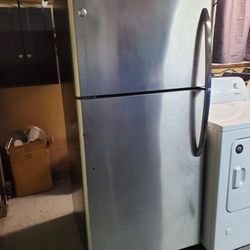 GE 17.9 Cu. Ft. Stainless Top-Freezer Refrigerator
General Electric model# GTS18SBXARSS