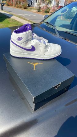 Jordan 1s Hornets Color Way No Crease Size 8.5