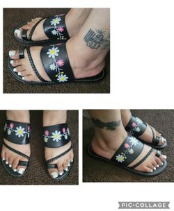 Black Strappy Toe Ring Sandals NWOT