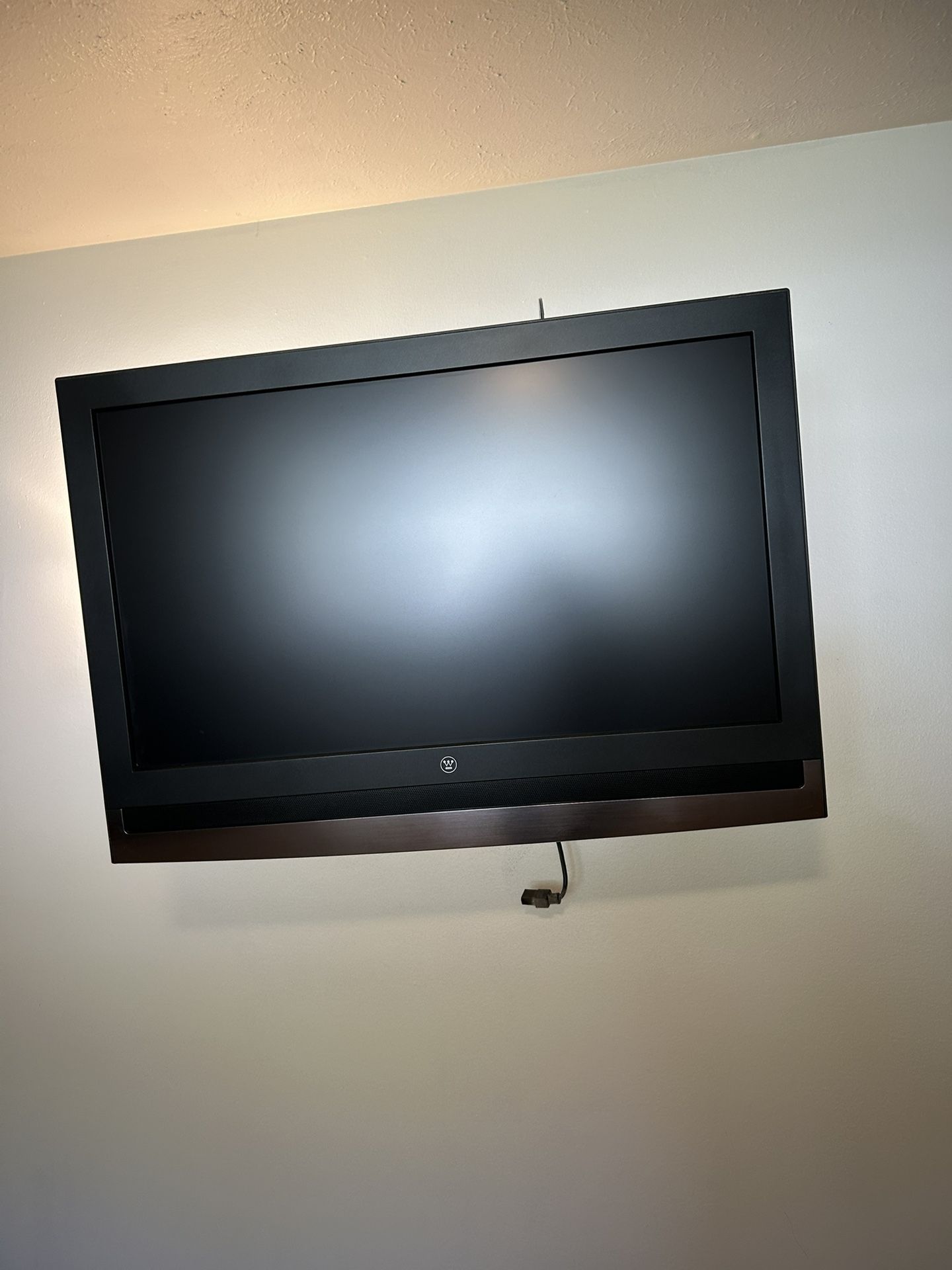 Westinghouse Flat-Screen TV with Remote & Wall Mount – Great Condition!