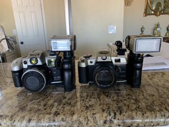 1 Set  Of  Professional Canon Cameras With The Cases