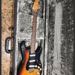 Electric GUITAR Fender Stratocaster in 3-Tone Sunburst