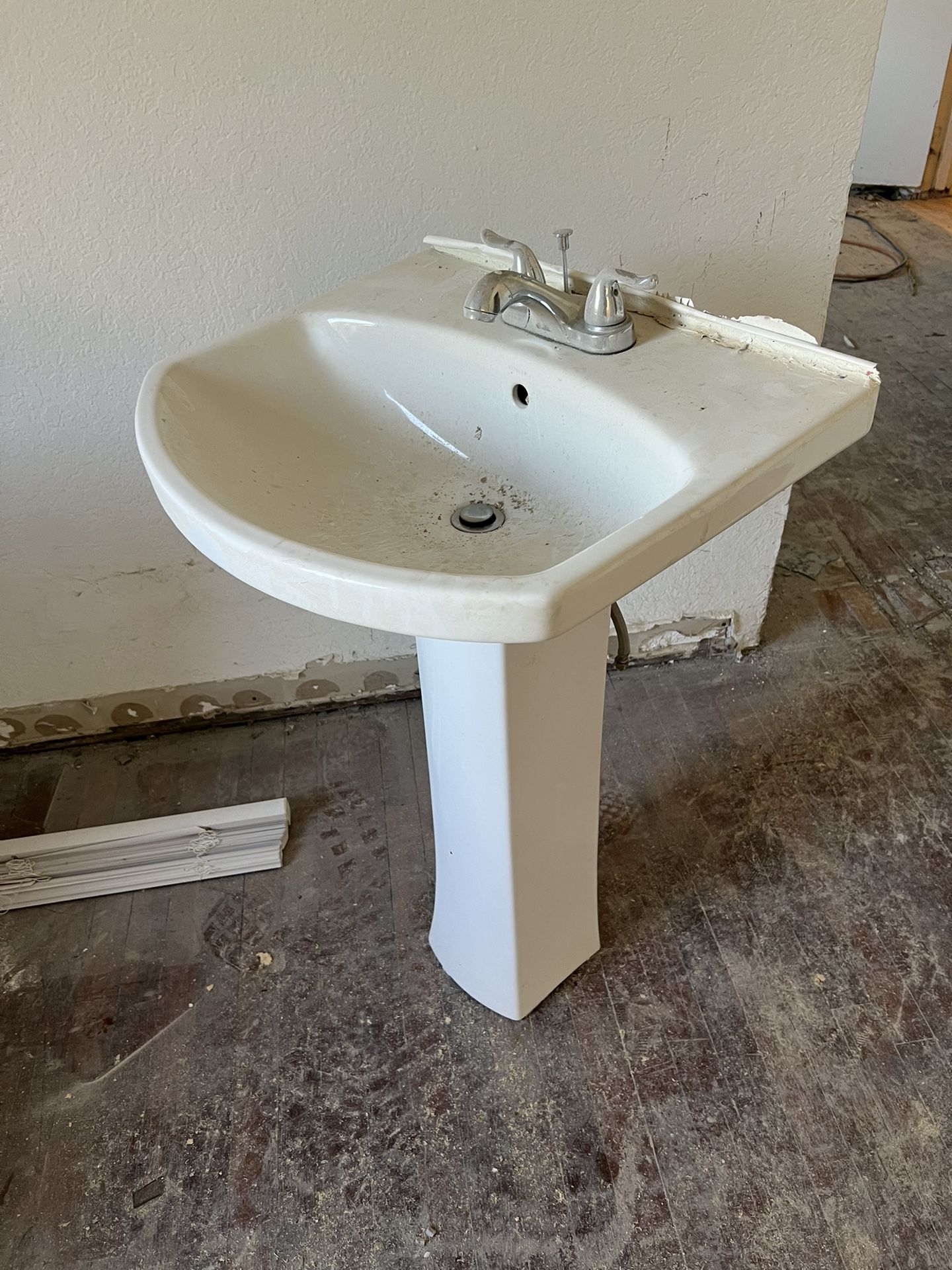 Kohler Ceramic Sink And Stand