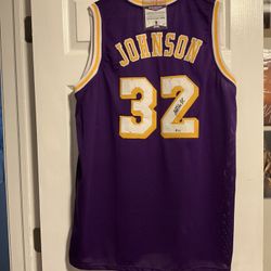 MAGIC JOHNSON SIGNED BECKETT COA CUSTOM PURPLE JERSEY
