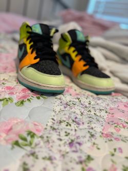 Jordan Air Jordan 1 Mid Size 5.5 Y