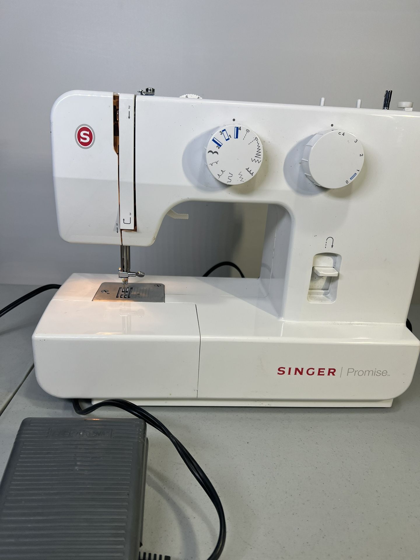 Singer Promise 1409 Electric Sewing Machine & Foot Pedal Controller (parts only) used in good condition comes as pictured and does not include anythin