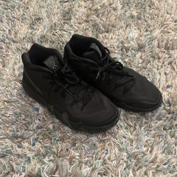 Nike Kyrie 4 Blackout