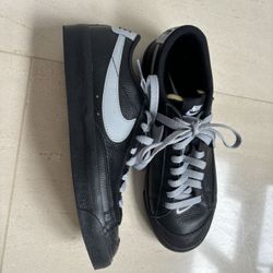 NIKE SHOES AND BROKEN IPHONE 13 (does Not Power On)