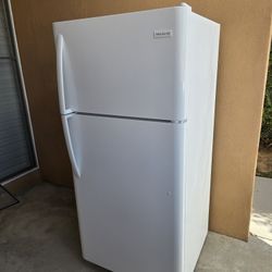 Like New Frigidaire REFRIGERATOR Works Great