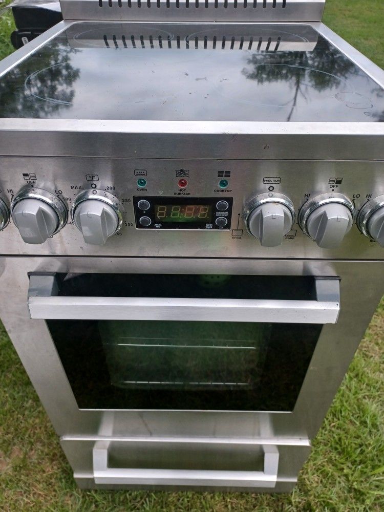 Stainless apartment Size 20" Electric Stove Like New 