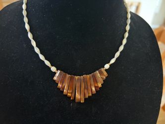 Elegant Vintage 16” Stone & Shell Necklace