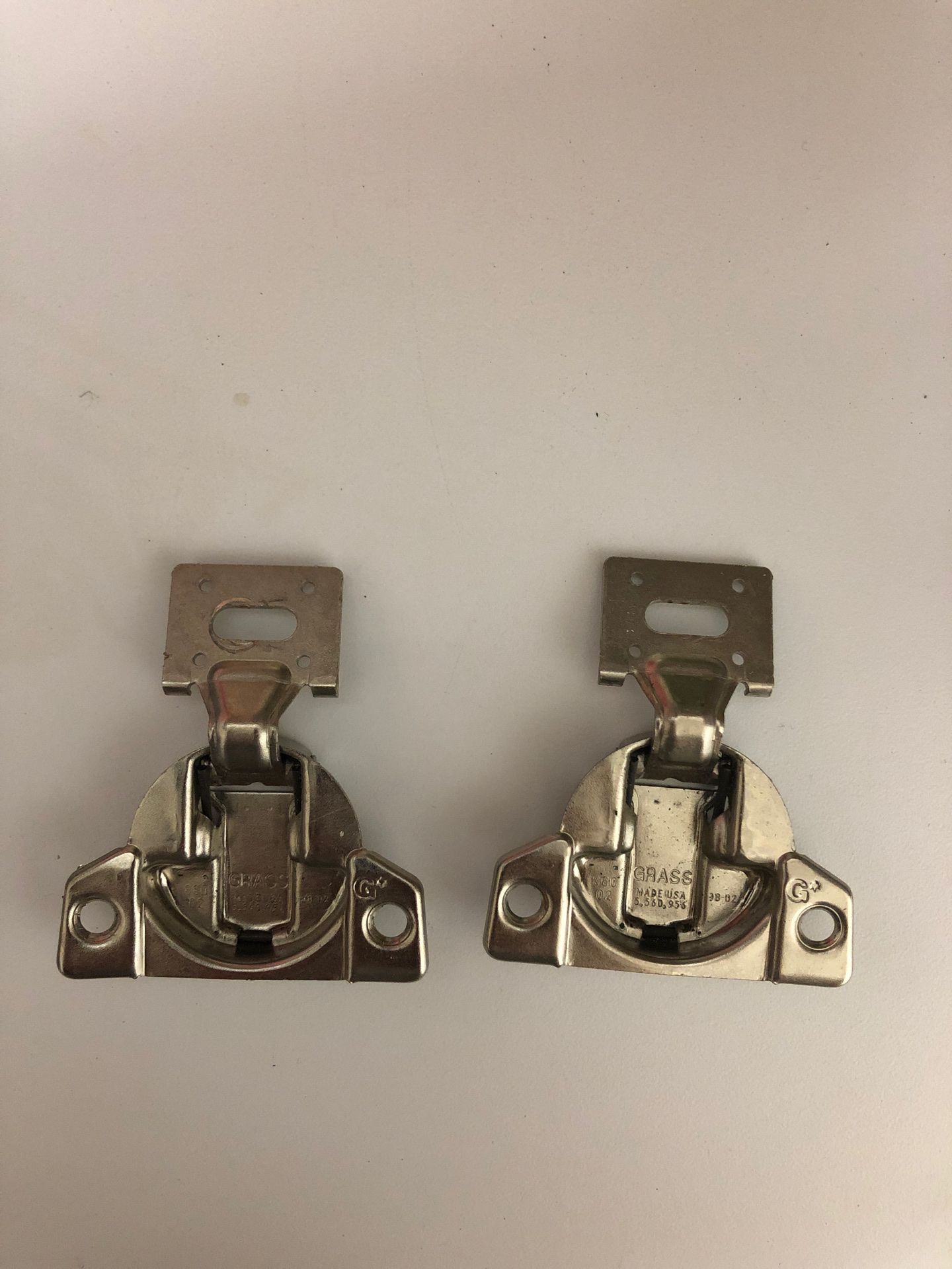 Cabinet door hinges