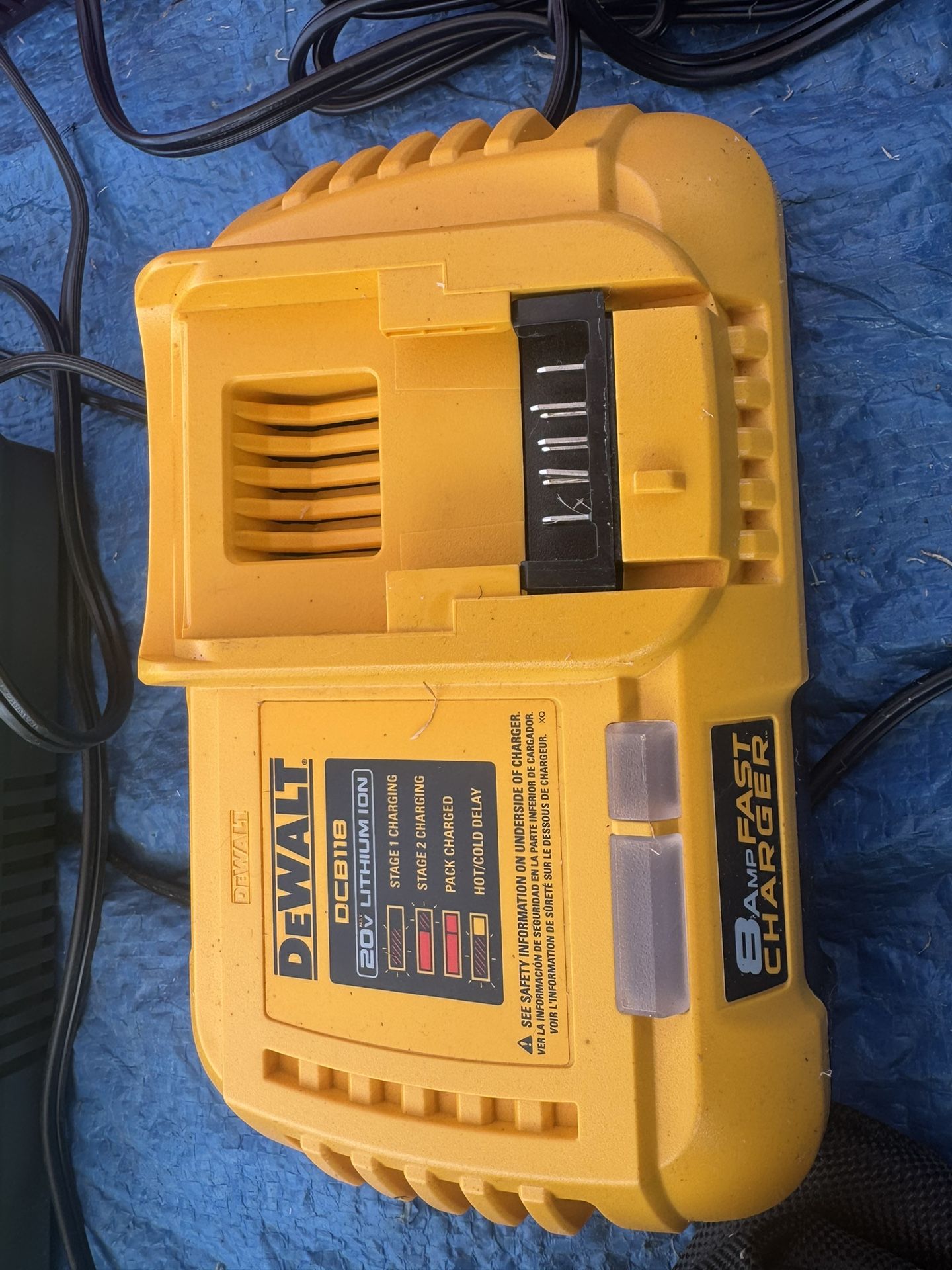 DEWALT 20V MAX / 60V MAX FLEXVOLT Lithium-Ion Fan Cooled Fast Battery Charger