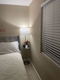 Floor lamp USB outlet