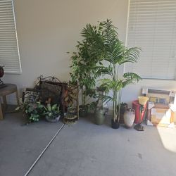 Assorted Houshold Decor Items Perfect For A Vacation Rental