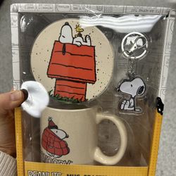 NWT Limited Edition Peanuts Snoopy Mug, Coaster & Keychain Set
