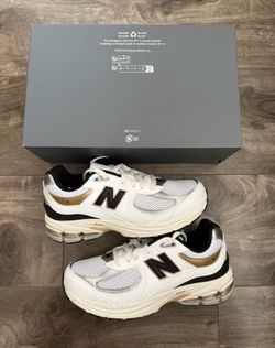 New Balance 2002R White Black Gold Size 7Y / 8.5 Womens