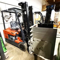 50711A1 FORKLIFT TOYOTA 7FBEU18 ELECTRIC 3.6K LBS (CARTON CLAMPS).