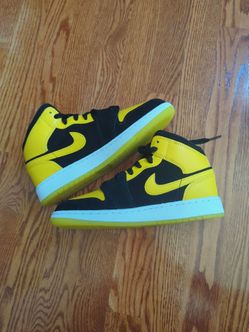 Jordan Air Jordan 1 Mid SE (GS) sneakers in the Black/Varsity Maize-White colorway