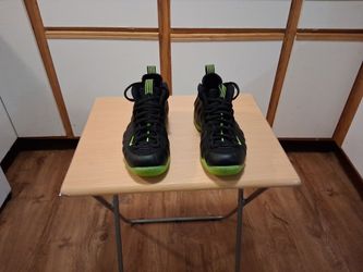Men's Nike Air Foamposite 1 size 6 brand new black volt