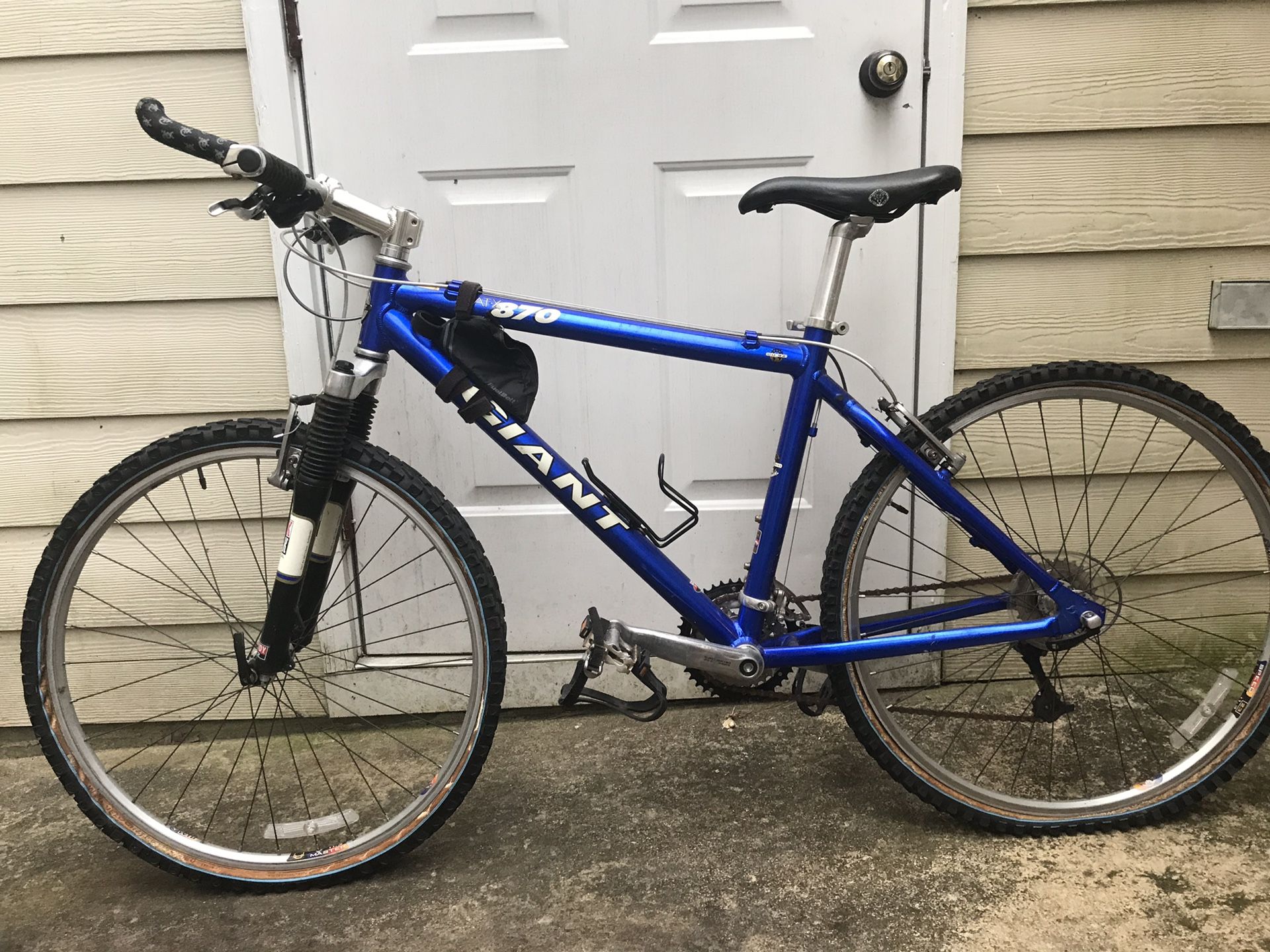 Giant Mountain Bike ATX 870. Needs new tires for Sale in Raleigh NC OfferUp