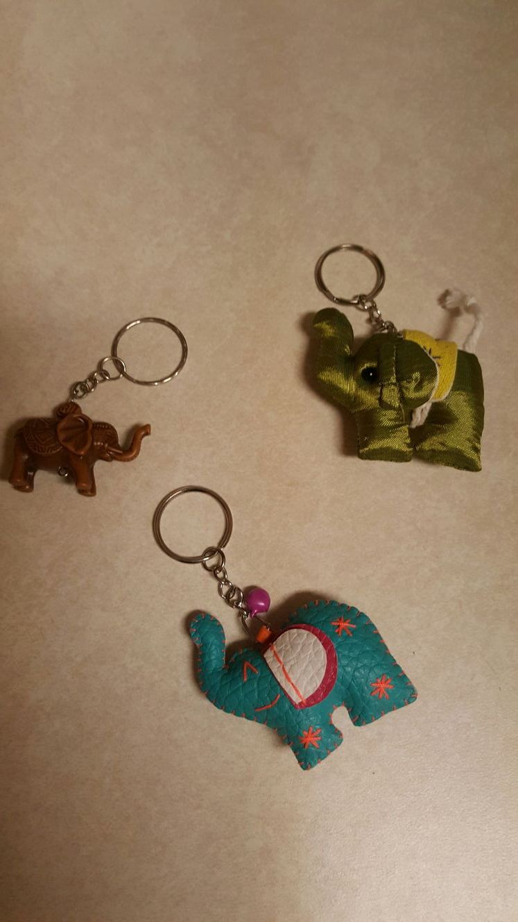 3 elephants new key chains