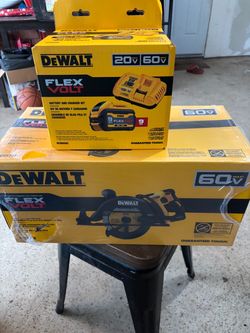 Dewalt Skillsaw with battery and charger