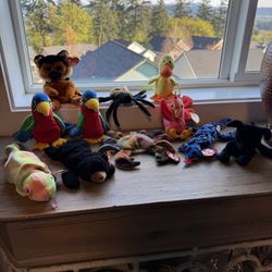Lot Of 11 Beanie Babies - 2 Dog, Crab, Roster, 2 Toucans, Duck, Bear, Lizard, Spider, Iguana 