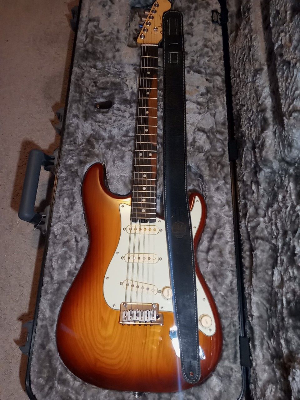 fender american elite stratocaster tobacco sunburst the compound profile neck is ideal for all playing styles Fender American Elite Stratocaster with