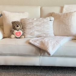 BEAUTIFUL & MODERN LEATHER SOFA FROM CITY FURNITURE