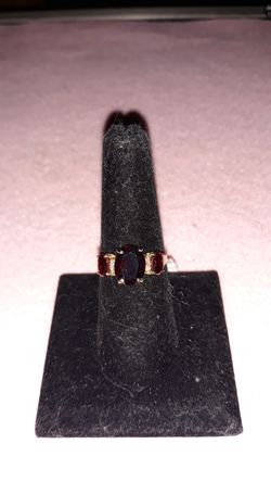 Beautiful 3.8tcw. Garnet and diamond ring