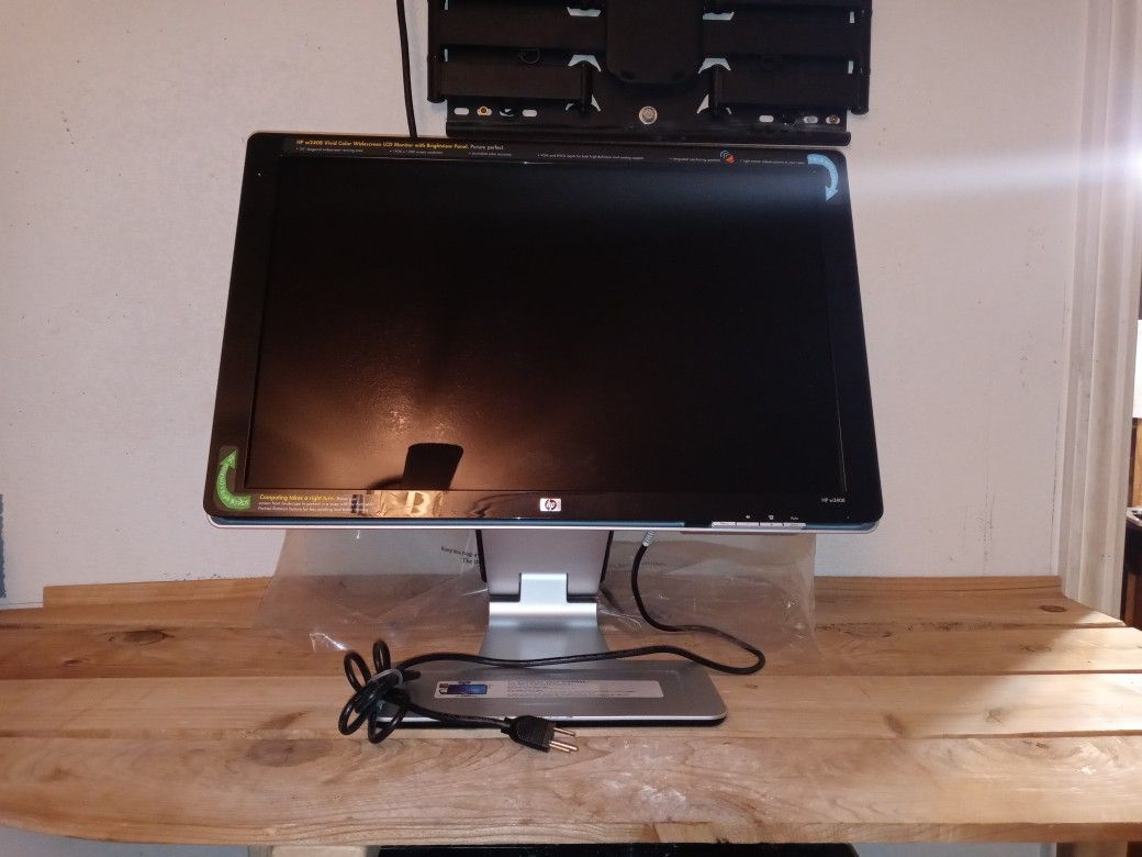 HP W2408 24" Rotating Monitor. Works Great. Asking 200 Obo