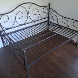 Full-sized day bed