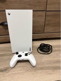 Xbox Series X Digital White 1TB Wires included