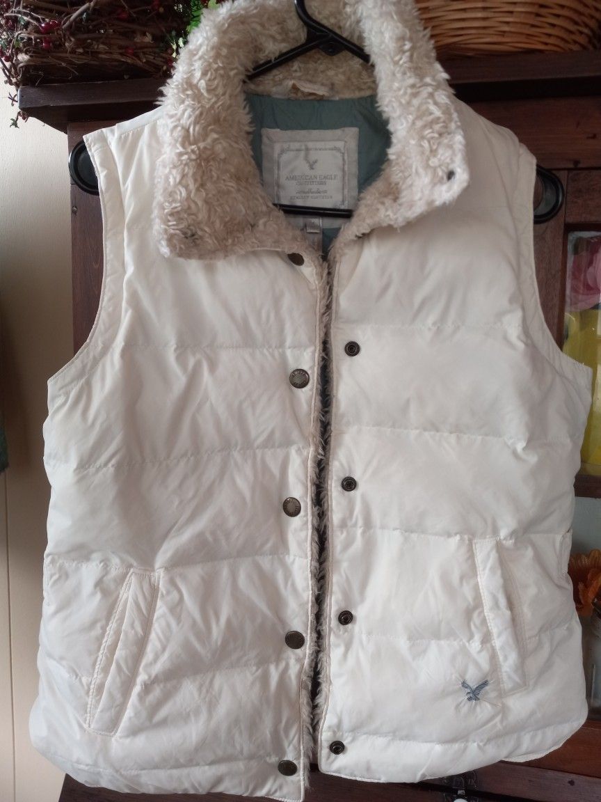American Eagle Outfitters Womens White Sleeveless Snap Fur Puffer Vest Sz M