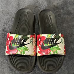 Nike Victori One Printed slides in a floral black