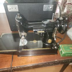 1951 Featherlite Singer Sewing Machine And Singer Table And Accessories