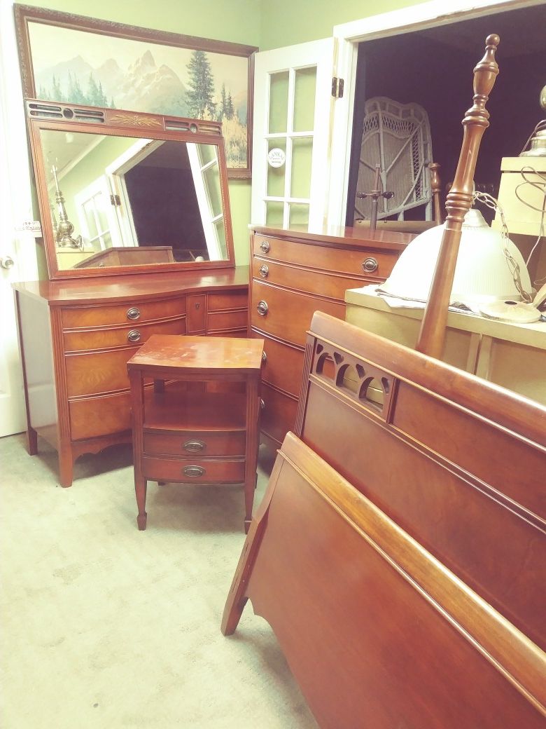 Real Mahogany Bedroom Set Antique Dixie Furniture Dresser Chest Bed Nightstand