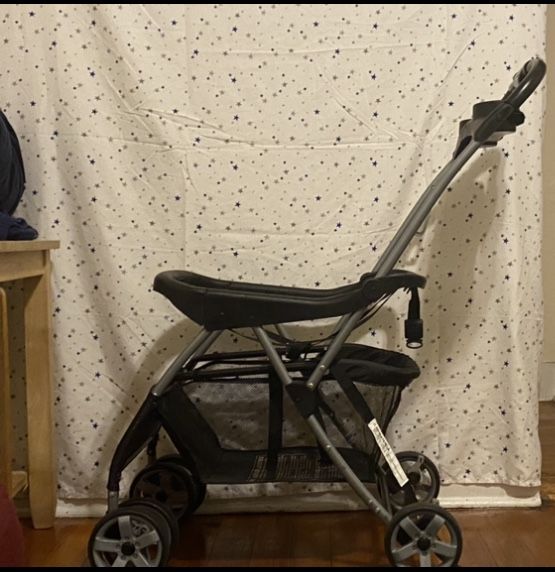 Selling car seat with a pack and go stroller