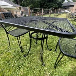 Metal bistro patio set, two comfortable chairs and a square table! All in very good condition, ready to enjoy.