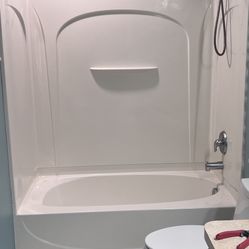 Bathtub With Surround 