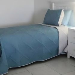 Like New Bed & Nightstand 