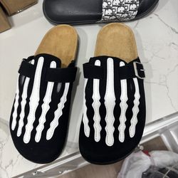 New Skeleton Slides Size 8 Men’s 