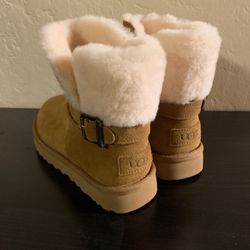New Ugg’s Size 5