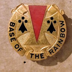 US Army 42nd Supply & Transportation Battalion DUI Crest Insignia 1F Base Of The Rainbow Vintage Collectible Lapel Pin