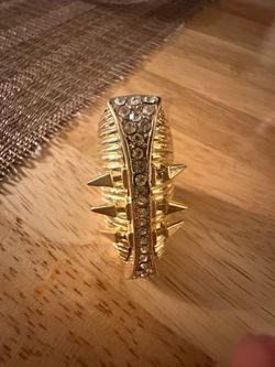 JS982 DESIGNER INSPIRED GOLD TONE METAL DIAMANTE RING SIZE 6