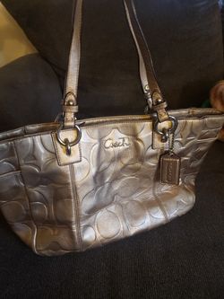 Gold coach purses. Would make a great gift. Make offer