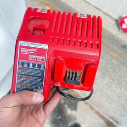 Milwaukee M12/M18 battery charger