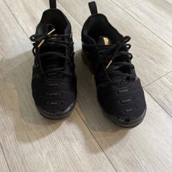 vapor max plus (gold & black)